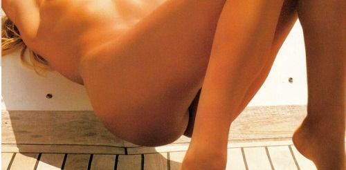 Ελληνίδα playmate χρησιμοποιεί τα μακριά της πόδια για να τρελάνει έναν άντρα στο κρεβάτι και φωτογραφίζεται ολόγυμνη σε σκανδαλιστικές πόζες