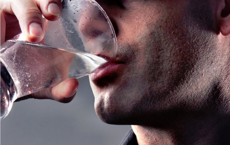 8 Σημάδια που δείχνουν πως δεν πίνεις αρκετό νερό!