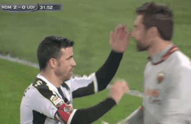 Di Natale congratulated Roma’s keeper after he saved his shot [GIF]
