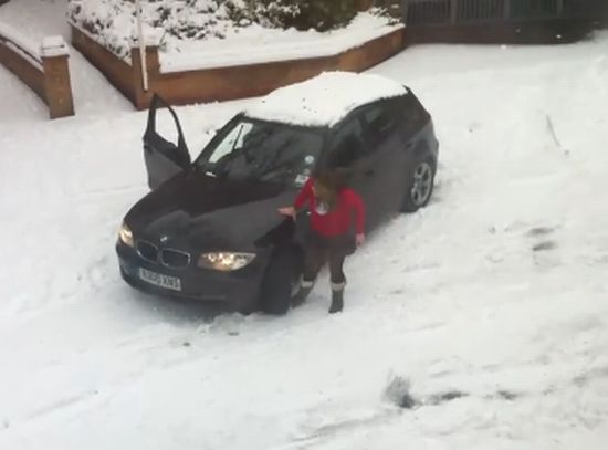 Γυναίκα οδηγός κολλάει στα χιόνια! Καταλαβαίνετε τη συνέχεια…