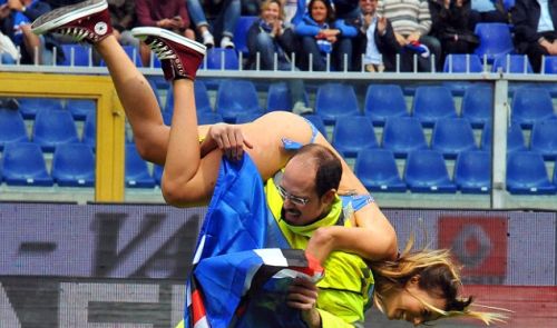 Female streaker at the game Sampdoria – Napoli [pics]