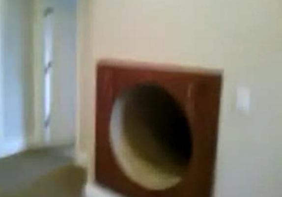 Μπορείτε να μαντέψετε τι είναι αυτή η τρύπα στον τοίχο?
