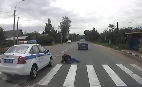 Fail: Περιπολικό στη Ρωσία έπεσε πάνω σε πεζό! [video]