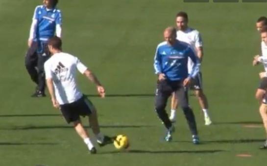 Xabi Alonso pulls off a no-look nutmeg on Zinedine Zidane!