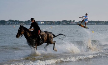 Το πιο πρωτότυπο surfing ονομάζεται… Horse Surfing!