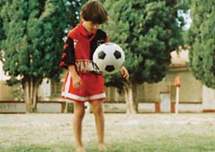 Lionel Messi as 8 year old footballer!