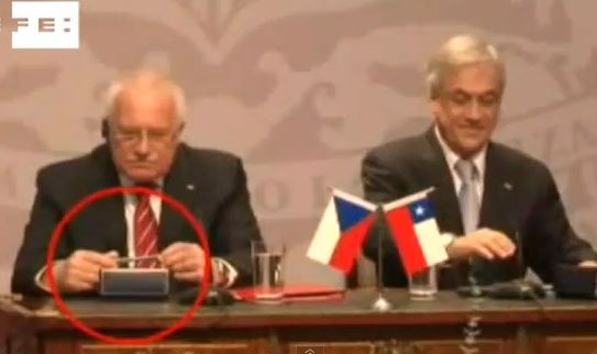 Ο πρόεδρος της Τσεχίας σουφρώνει… στυλό!