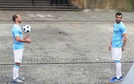 Negredo and Zabaleta play football on the street [vid]
