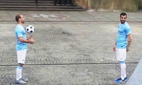 Ζαμπαλέτα και Νεγρέδο παίζουν μπάλα στο δρόμο [vid]