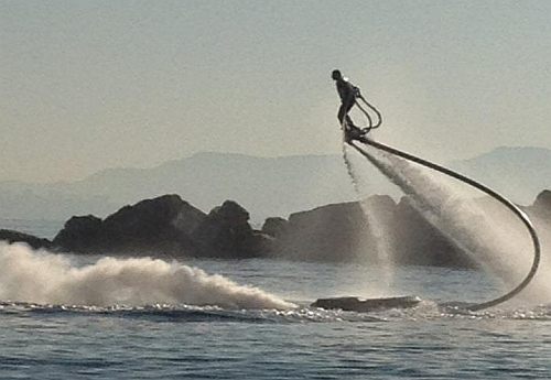 Flyboard: Το απόλυτο θαλάσσιο σπορ που σε εκτοξεύει μέχρι και σε 10 μέτρα ύψος!