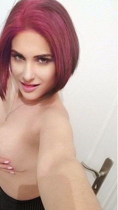 Η Ελληνίδα πορνοστάρ Έλενα Χατζή σε topless selfie!