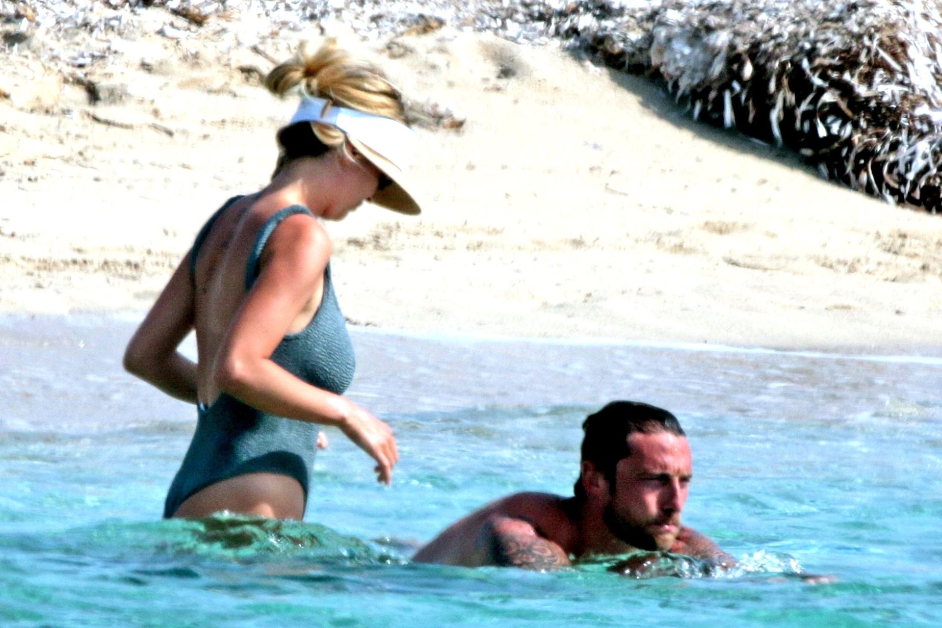 Απολαύστε την Roberta Siopoli topless στη παραλία!