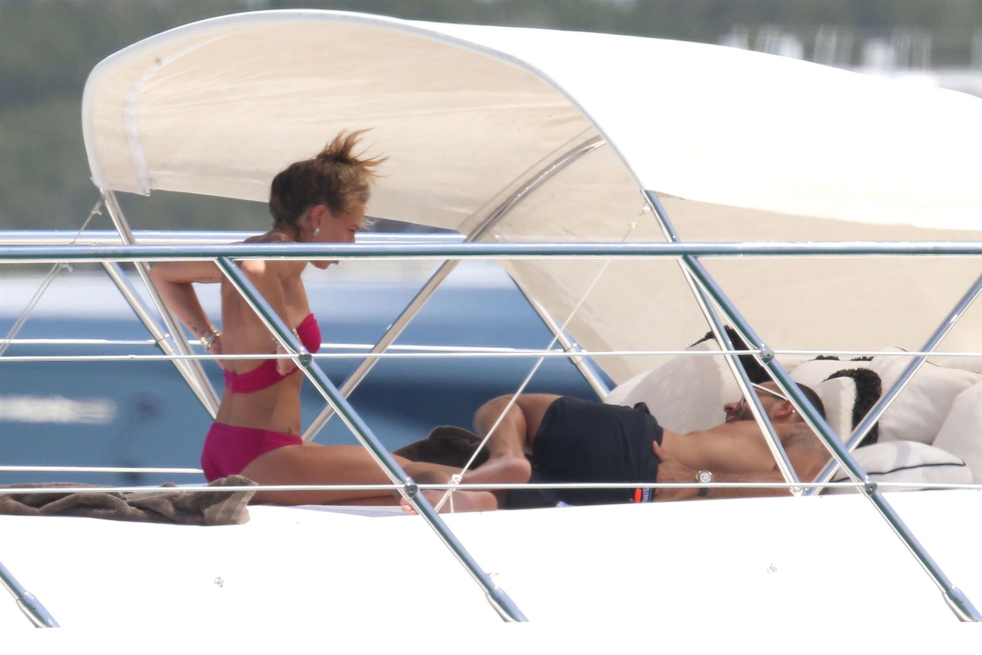 Η Chloe Green topless στις διακοπές της σε yacht!
