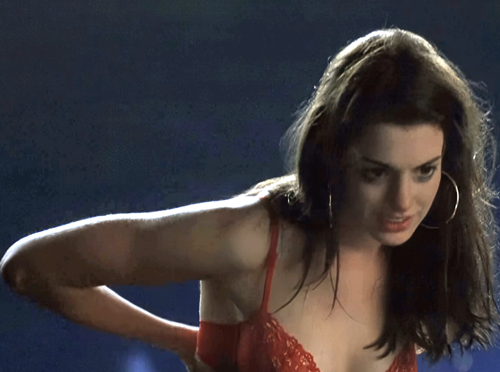 Η Anne Hathaway γυμνή στην ταινία “Havoc”