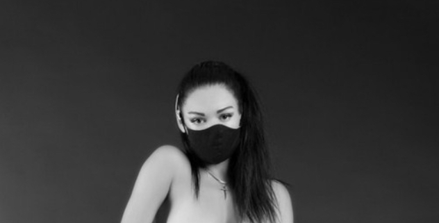 Η Αφροδίτη μας δείχνει το εντυπωσιακό γυμνό κορμί της φορώντας μόνο την μάσκα της