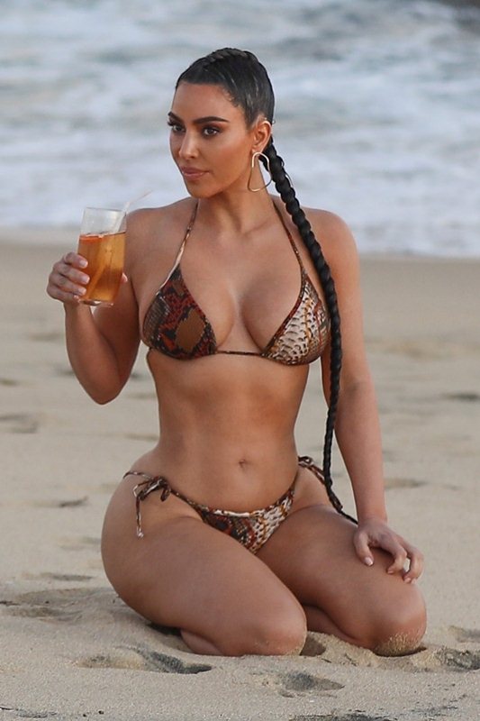 Η Kim Kardashian μας δείχνει τις καμπύλες της με μπικίνι στην παραλία του Malibu