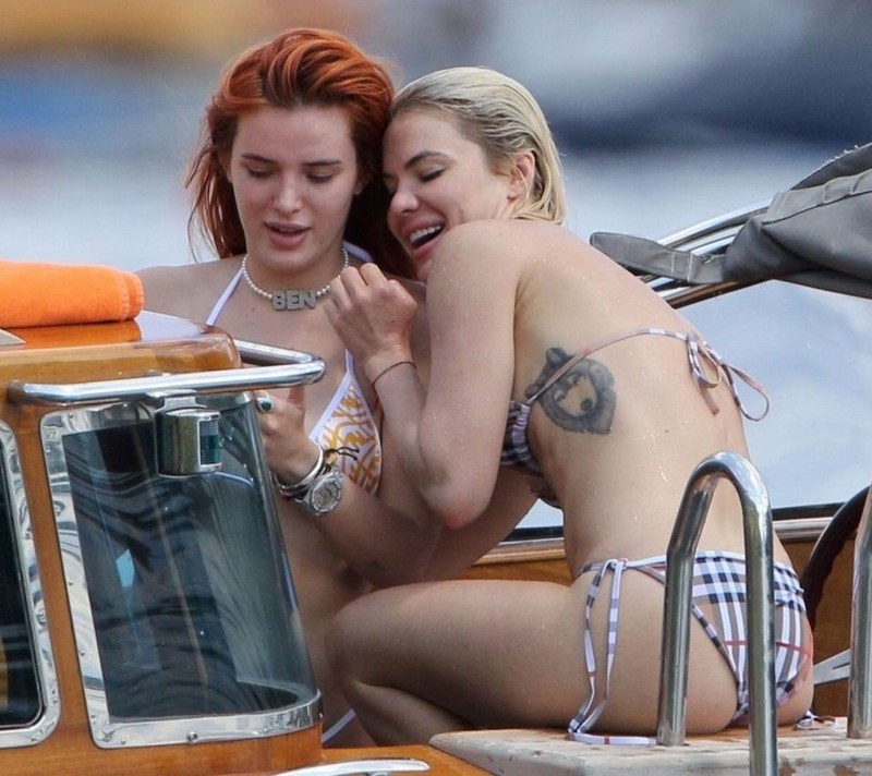 H Bella Thorne και η φίλη της … απολαμβάνουν τις διακοπές τους σε σκάφος !