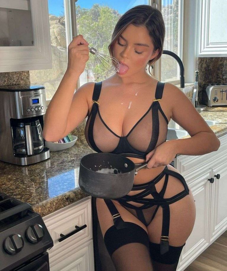 H sexy Demi Rose… στην κουζίνα!