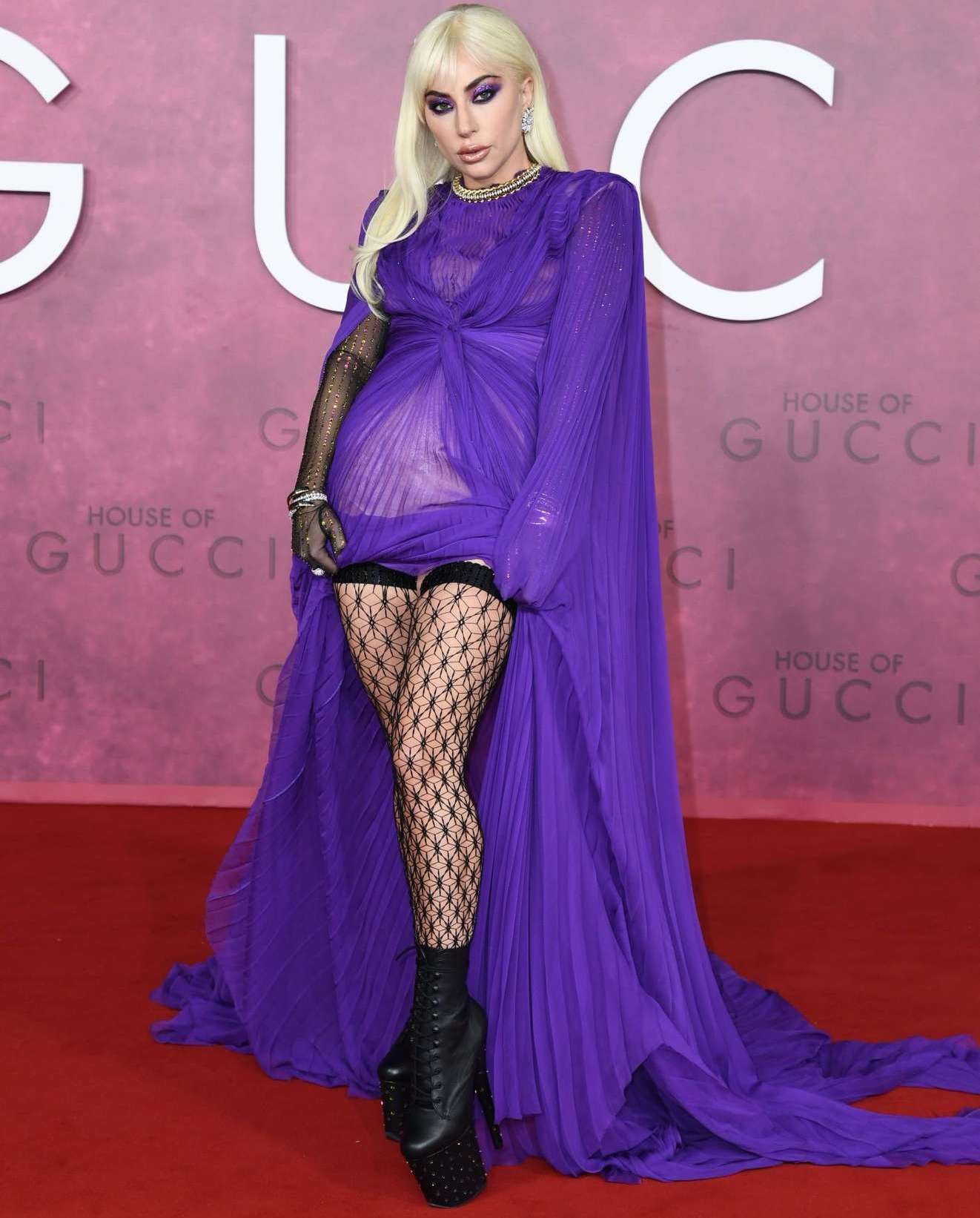 H Lady Gaga με seethrough upskirt … και ζαρτιέρες !