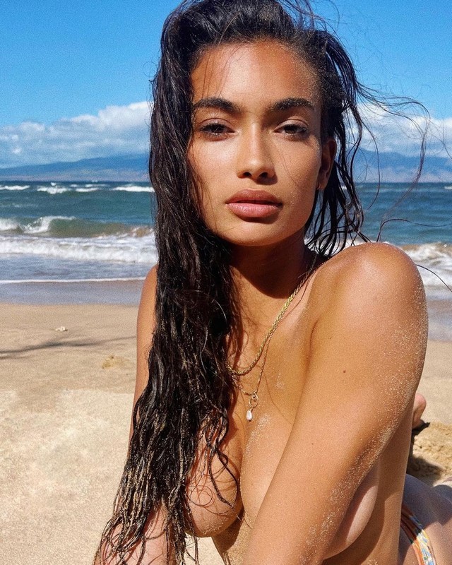 To super model της Victoria’s Secret Kelly Gale … topless !