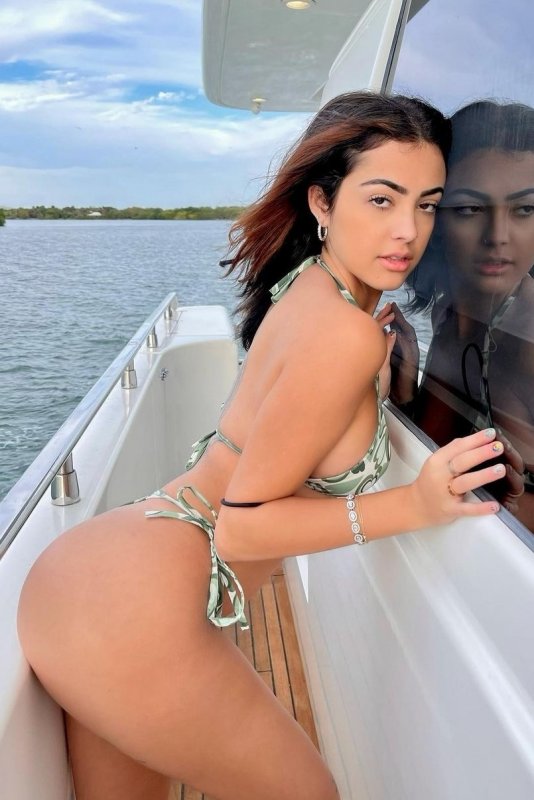 Η Malu Trevejo ποζάρει με μπικίνι σε yacht στο Miami