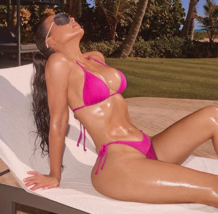 H Kim Kardashian … απολαμβάνει την ηλιοθεραπεία της !