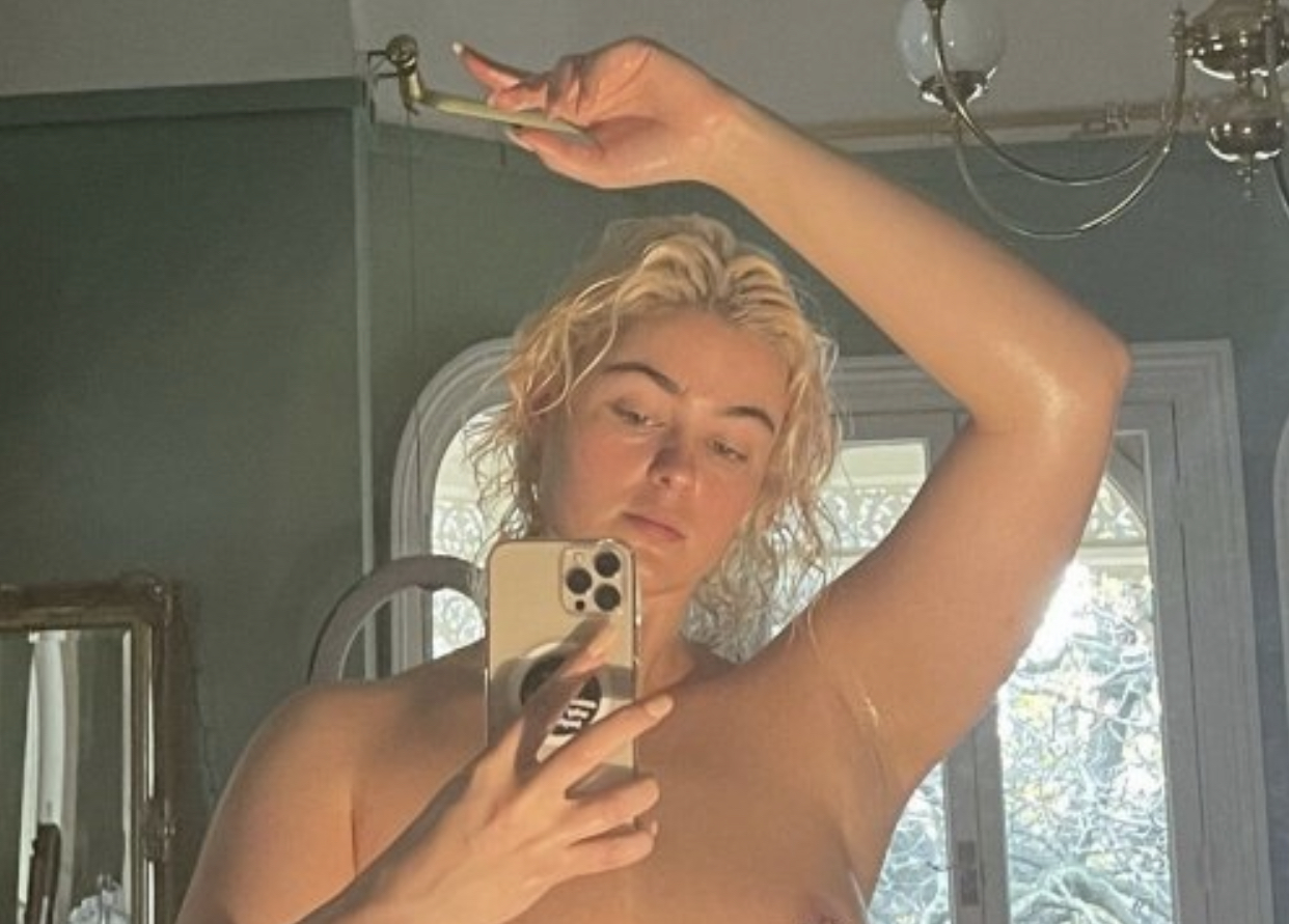 Η Stefania Ferrario βγάζει γυμνές selfies μπροστά στον καθρέπτη της