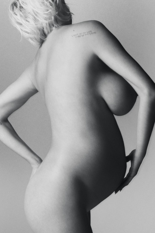 Η Caroline Vreeland έγκυος σε γυμνή φωτογράφηση