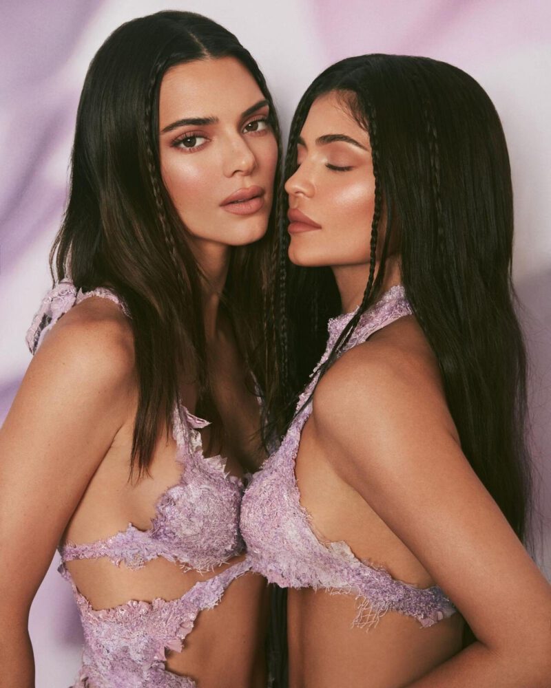 Kylie και Kendall Jenner … σε sexy φωτογράφηση !