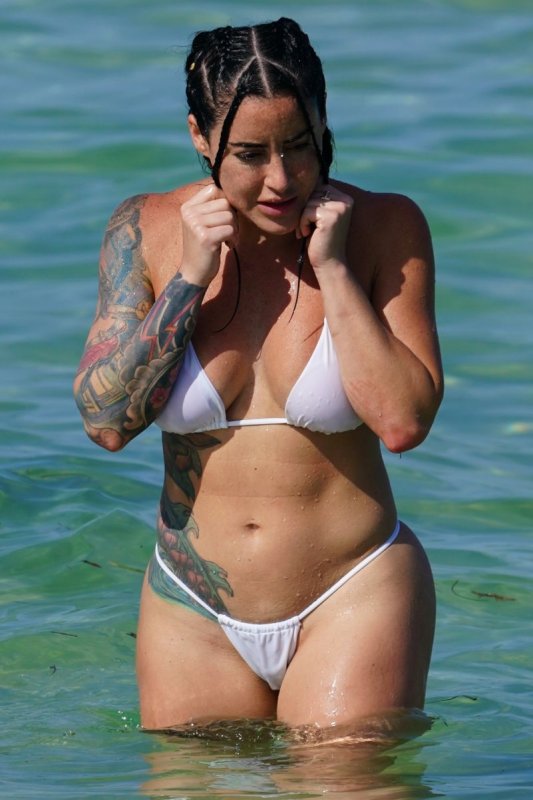 Η Alysia Magen με λευκό thong μπικίνι στην παραλία του Miami