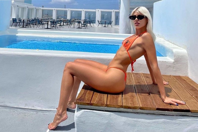Η Asia Valente με πορτοκαλί μπικίνι στις διακοπές της σε πισίνα ξενοδοχείου