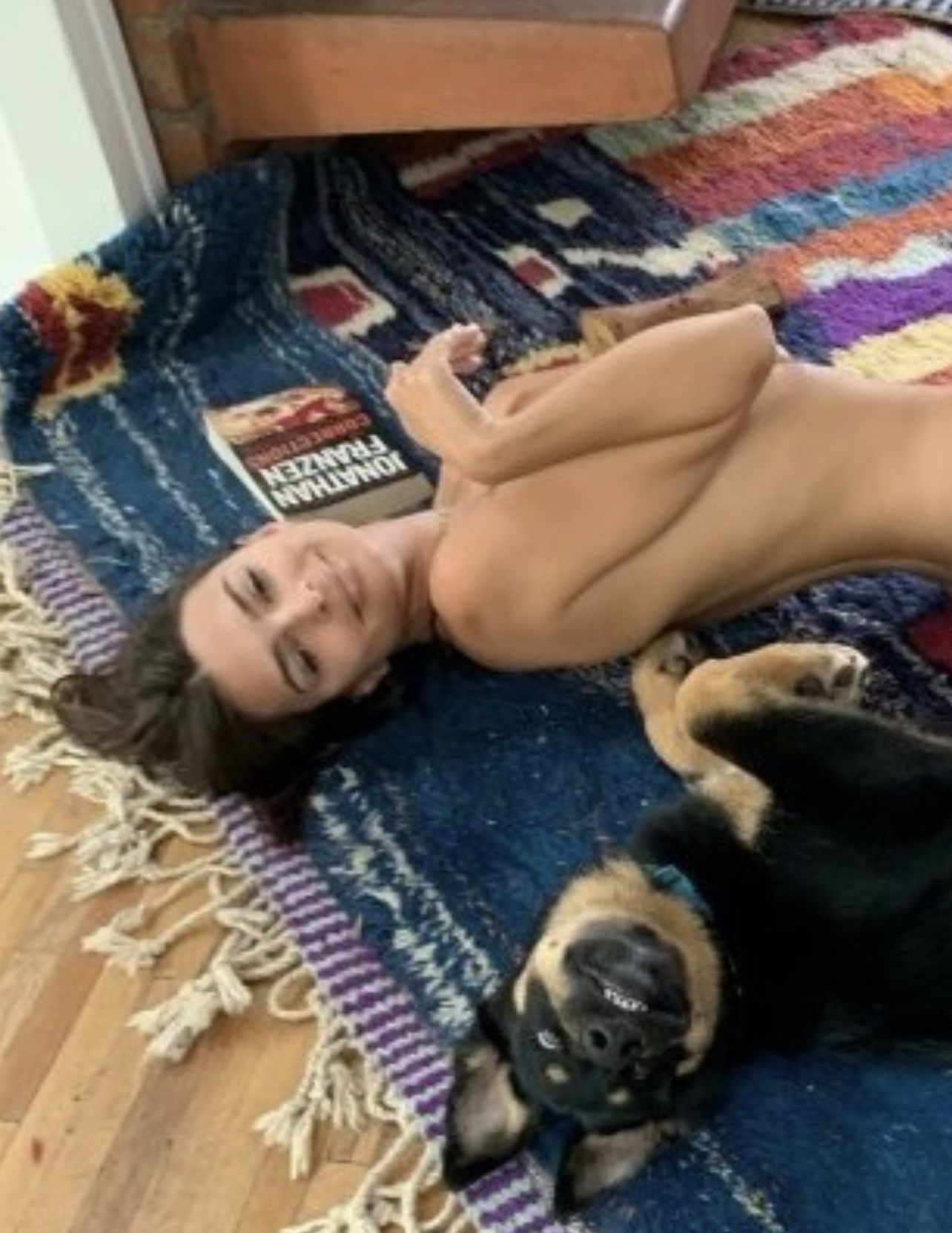 Η Emily Ratajkowski … και ο σκύλος !