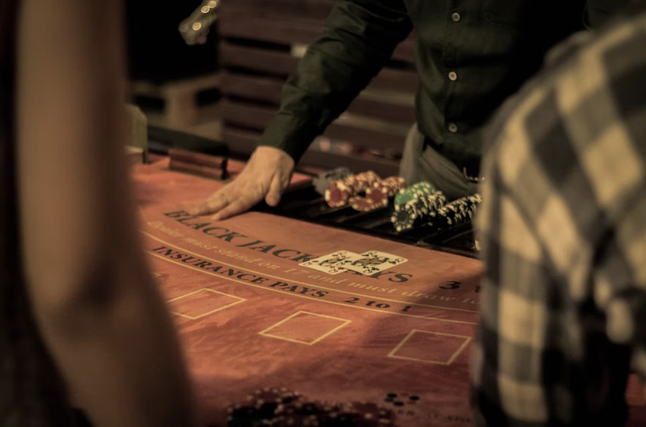 Online καζίνο με ζωντανούς γκρουπιέρηδες – Γιατί όλο και περισσότεροι παίκτες παίζουν live καζίνο;