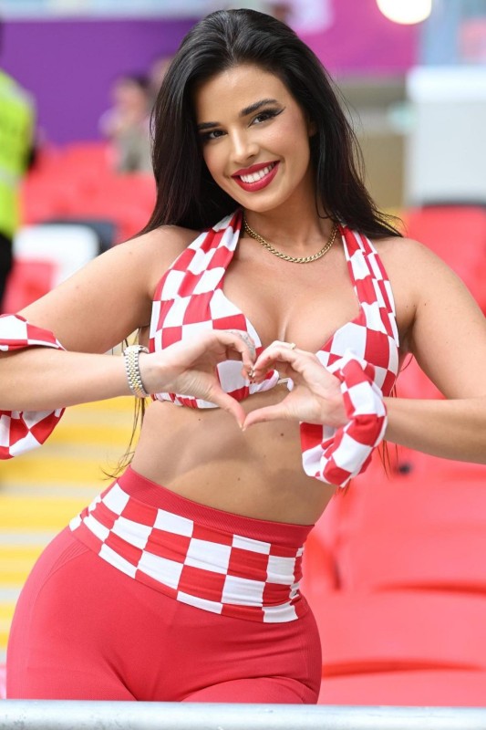 Οι sexy εμφανίσεις της Κροάτισσας Ivana Knoll στα γήπεδα του Qatar για το World Cup 2022