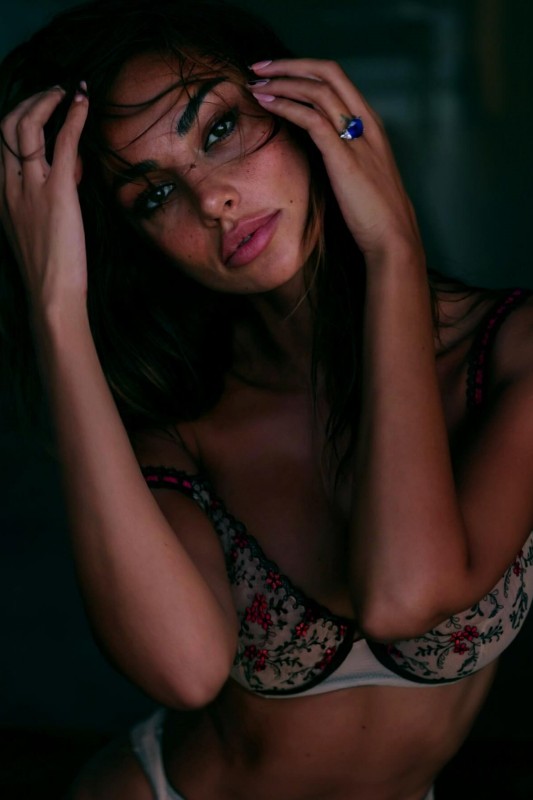 Η Madalina Ghenea σε sexy φωτογραφίες με εσώρουχα