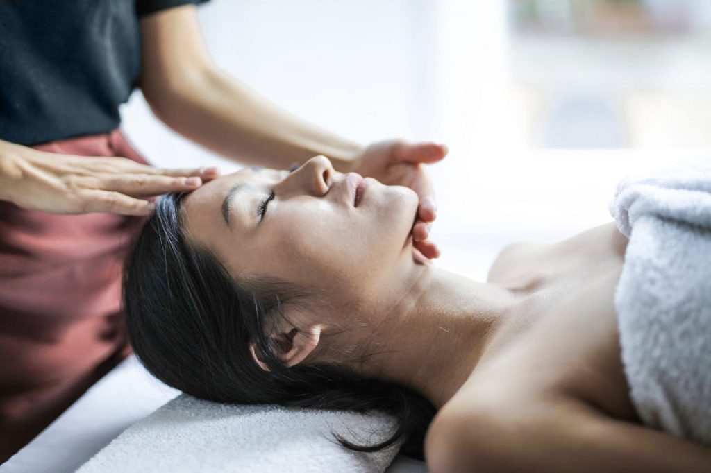 Scalp massage: Το μασάζ που τα βάζει με το άγχος