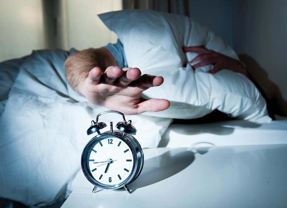 Το Ξυπνητήρι Χτυπά – Και το “Snooze” Νικά: Γιατί Δεν Αντέχουμε να Σηκωθούμε