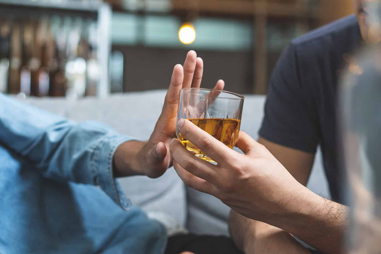 Αλκοόλ και Γενετική Προδιάθεση: Πόσο Επηρεάζει η Συμπεριφορά του Συντρόφου;
